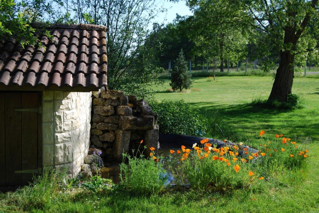Le Logis Des Quatre Puits Acomodação com café da manhã Neuvicq-Montguyon Exterior foto