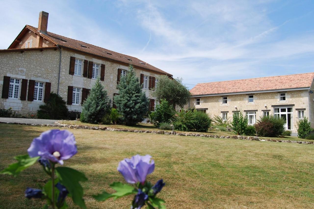 Le Logis Des Quatre Puits Acomodação com café da manhã Neuvicq-Montguyon Exterior foto