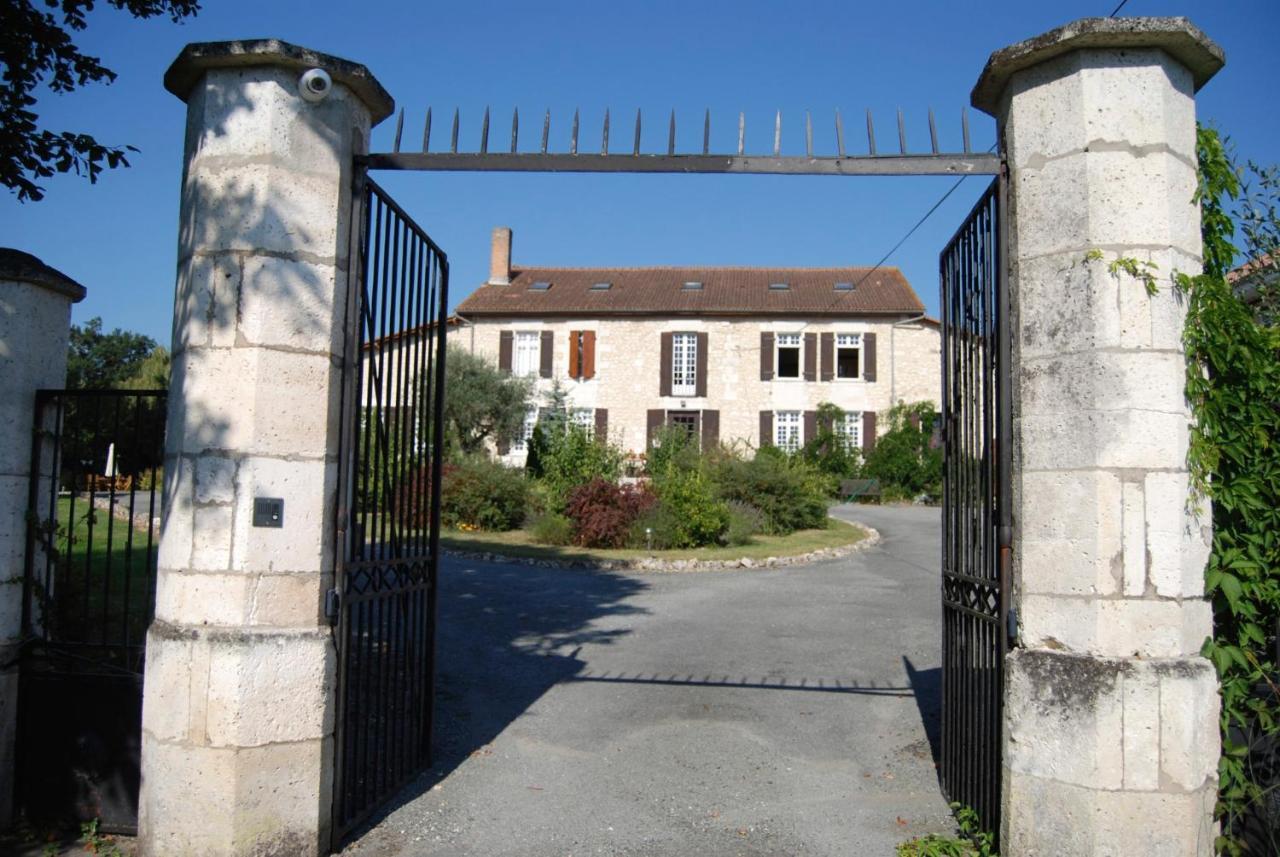 Le Logis Des Quatre Puits Acomodação com café da manhã Neuvicq-Montguyon Exterior foto